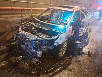 信義快隧道「火燒車」僅剩骨架！駕駛臉部遭燒傷送醫