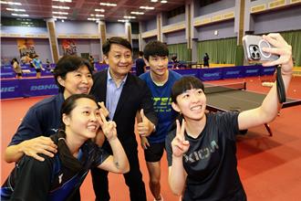 田曉雯、林姿妤戰帕運桌球賽 高大校長為選手加油
