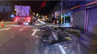 疑前車急煞釀禍 拖板車載運鋼材噴飛險砸民宅