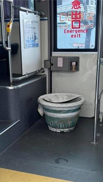 阿北帶3大花盆搭公車遭拒載 竟怒嗆司機乘客40分鐘