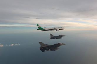 台灣空軍F-16戰機伴飛　護奧運中華隊榮耀歸國