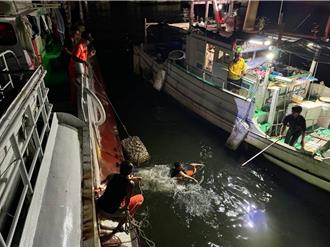 外籍漁工東港酒醉跌落海 海巡與漁民合力救援