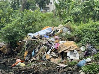 公园旁空地堆30多张床垫 台中环保局出手逮「元凶」
