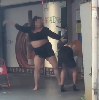 高雄酒吧同事衝突騎樓互毆　「2短裙妹」身分曝光居然是….！