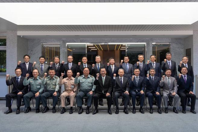  顧部長與重要幹部合影。（軍備局提供）
