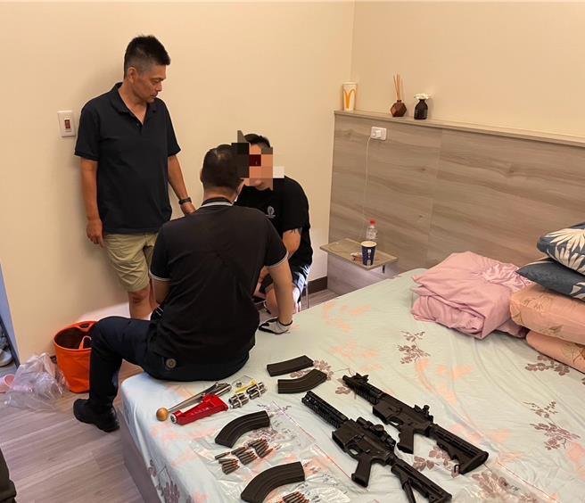 高雄警方依据线报前往逮毒贩，意外查获2把M16衝锋枪、子弹250多颗，让警方直呼「哩嘛咖拜托！（台语）」。 （警方提供／任义宇高雄传真）