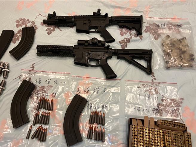 高雄警方依据线报前往逮毒贩，意外查获2把M16衝锋枪、子弹250多颗，让警方直呼「哩嘛咖拜托！（台语）」。 （警方提供／任义宇高雄传真）