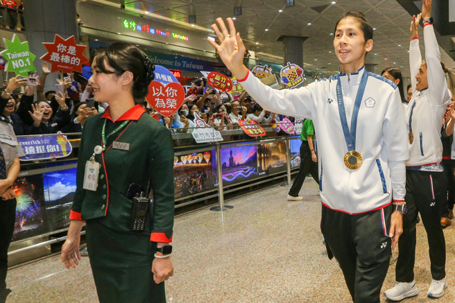 林郁婷在巴黎奥运夺金，光荣返抵国门。（图／陈麒全摄）