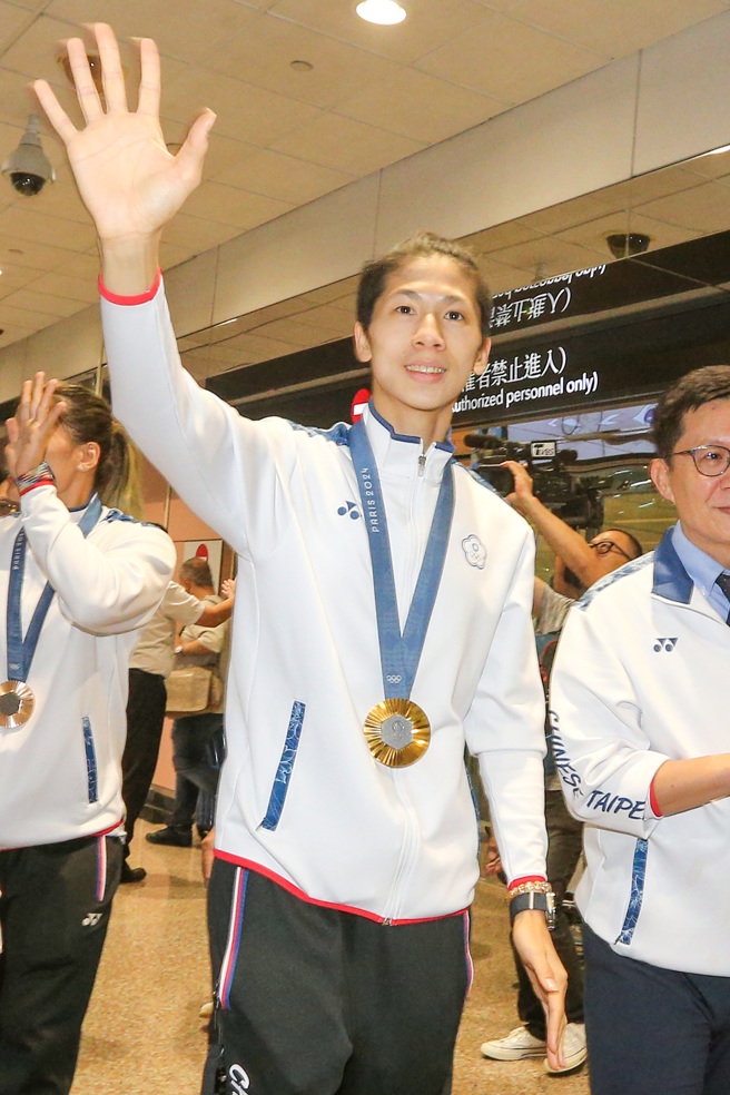 林郁婷在巴黎奥运夺金，光荣返抵国门。（图／陈麒全摄）