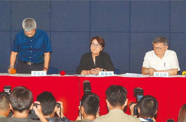 民眾党主席柯文哲政治献金风波扩大，柯文哲（右）12日与时任竞总财务长李文宗（左）和总干事黄珊珊（中）出面说明，李以未尽查核之责，鞠躬道歉。（本报资料照片）