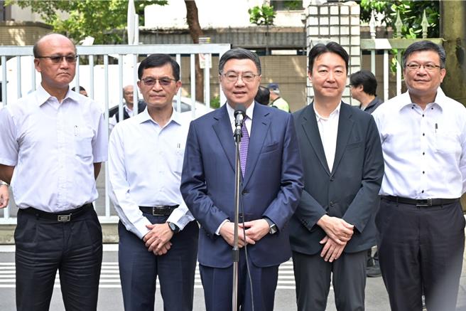 民眾党主席柯文哲近日卷入2024大选政治献金登载不实争议。行政院长卓荣泰今被问及该问题时称，「他们内部的问题还是要向社会大眾来做公开」，有涉及任何法律上的问题，相关的单位也会进行处理。（行政院提供）