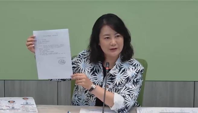 民进党立院党团干事长吴思瑶呼吁，黄国昌基于立委本身，要不要对于民眾党说说话，提出符合社会观感的看法，而不是护短包庇。（摘自民进党立院党团直播）