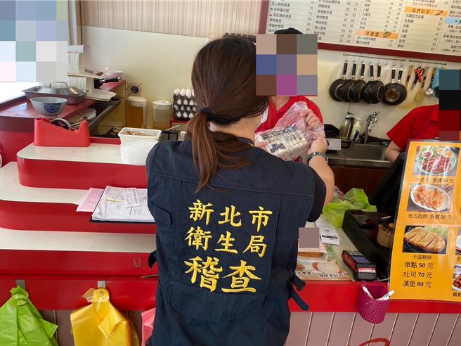 中元节将至，新北市卫生局抽验95件辖内餐饮业、卖场超市及传统市场摊商的中元应景食品，全数合格。（新北市卫生局提供）