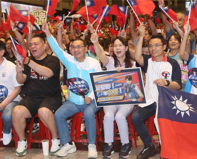 林郁婷的母亲（右二）和新北市长侯友宜（左二）高声欢呼。（赵双杰摄）