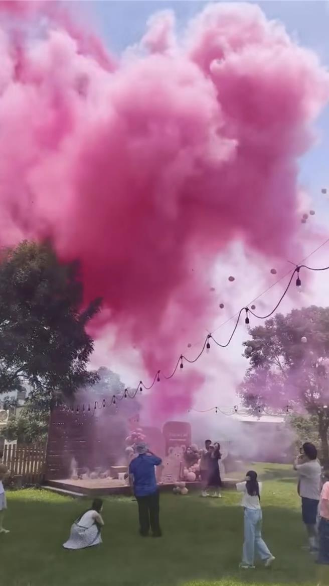 台中市霧峰區某間餐廳日前讓客人在餐廳內舉辦性別派對，用彩煙方式揭曉寶寶性別，卻飄出大量粉塵與聲響，造成現場顧客不適、狗狗亂竄，讓不少人回想起「八仙塵爆」。（翻攝自Dcard)