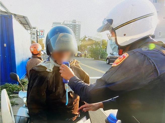 中秋节将至，台南市警方持续执行日夜兼行的机动拦检及路检勤务，防制酒驾事故的发生。（交警大队提供／洪荣志台南传真）