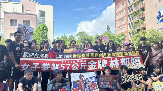 林郁婷高中母校鶯歌工商13日舉辦「光榮返校」活動，林郁婷雖因身體不適缺席，但媽媽也透露不用太擔心，休息一下就好了。（賀培晏攝）