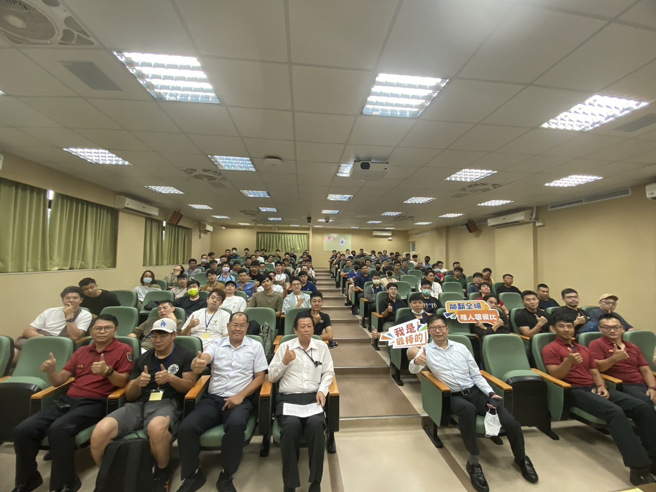 莫局长特勉励前来参训的备役役男，在2天的训练都能认真学习。（图 / 北市消防局提供）