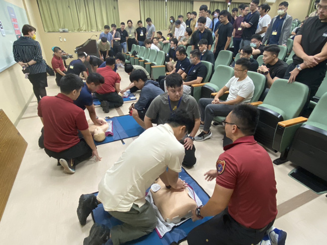 消防局于8月12、13日在国立臺北大学办理113年度替代役备役役男防灾救护组训练。（图 / 北市消防局提供）