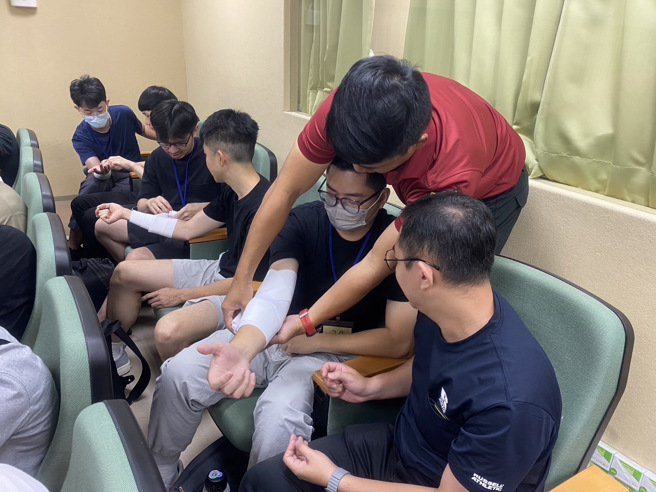 防灾救护课程包括包扎止血、消防安全和家用能源灾害控制等课程。（图 / 北市消防局提供）