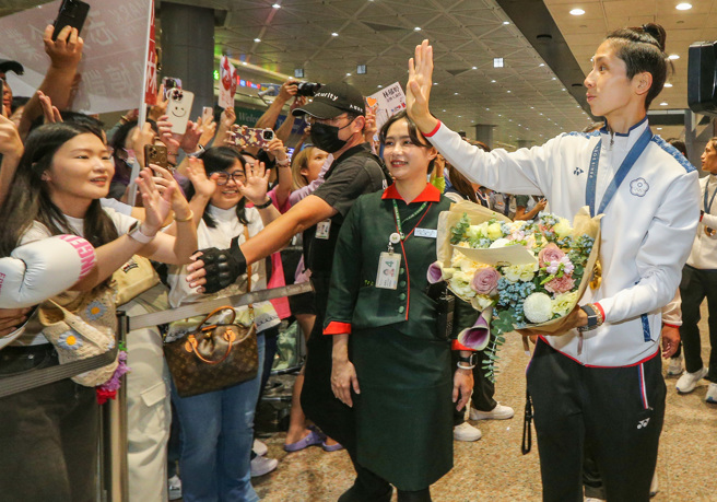 中华队今年在巴黎奥运表现获得国人讚赏。图为遭国际拳总（IBA）刻意中伤却勇夺金牌的林郁婷（右），今晨与最后一批中华代表团成员回到台湾，接机大厅有许多粉丝热烈欢迎（陈麒全摄）
