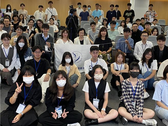 學生團體EdYouth今天舉辦「這次換我說！108課綱高中職論壇」，邀請近百位高中生發表在教育現場的所見所聞。（林志成攝）