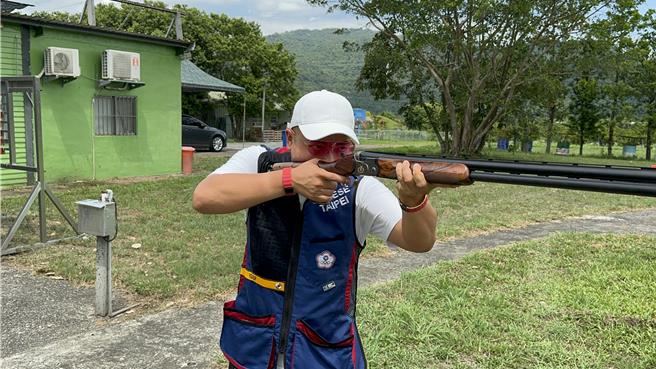 李孟远回到熟悉的训练场地，立即举枪试射几发。（吴佩蓉摄）