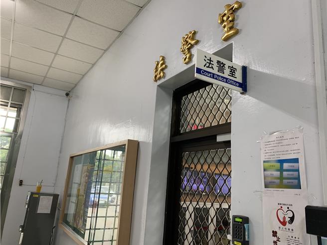 花莲资深罗姓教师用麦克风连续敲打学生头部，导致学生头部受伤，法院认为惩戒行为已越限，依故意伤害罪判处拘役50日。（王志伟摄）