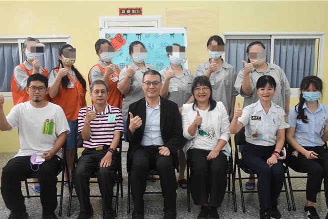 苗栗看守所結合中華沙龍產業發展協會，助學員全數通過美甲初級證照。（苗栗看守所提供／謝明俊苗栗傳真）