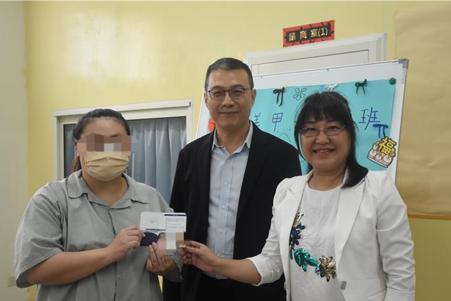 苗栗看守所結合中華沙龍產業發展協會，助學員全數通過美甲初級證照，苗栗看守所長李金德13日親頒感謝狀予李筠梧，並見證李筠梧親自將證書頒給每位學員。（苗栗看守所提供／謝明俊苗栗傳真）