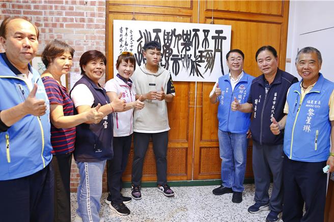 「2024年彤彩世界～謝宛彤師生畫展」從8月13日起至9月1日在苗栗市公所三樓藝文中心展出，苗栗市長余文忠歡迎各位鄉親好朋友踴躍前往觀賞。（苗栗市公所提供／謝明俊苗栗傳真）