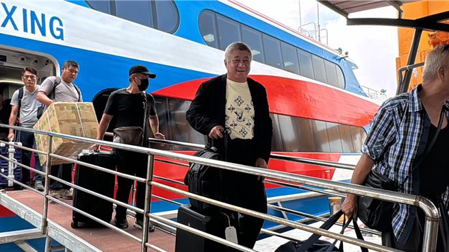 兩岸交流協會理事長陳雙全上午前往對岸探視大進滿88號漁船船長的情況。（于家麒攝）