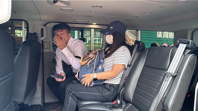 澎湖縣議會議長陳毓仁與船長女兒也前往對岸探視。（于家麒攝）