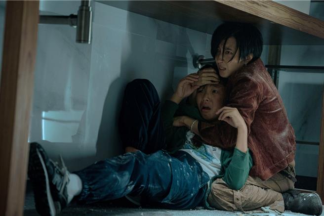 桂纶镁（右）与童星杨明伟都将出席电影宣传活动。（采昌提供）