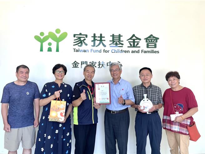 旅台金門鄉親林根勝（右三）捐贈家扶中心15萬元，為籌措弱勢學子獎助學金完成最後一哩路。（圖／金門家扶中心）