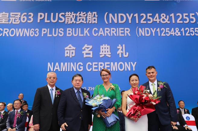 裕民航运今日举行裕永轮、裕续轮命名接船典礼，裕民总经理王书吉（左一）、远东集团董事长徐旭东（左二）、裕民副董事长徐国安（右一）出席。图／裕民提供
