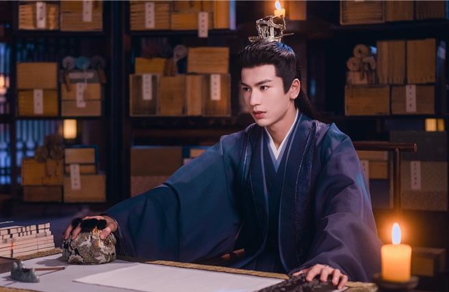 张凌赫深邃的五官曾被说撞脸「天王级男神」。（中天娱乐台提供）