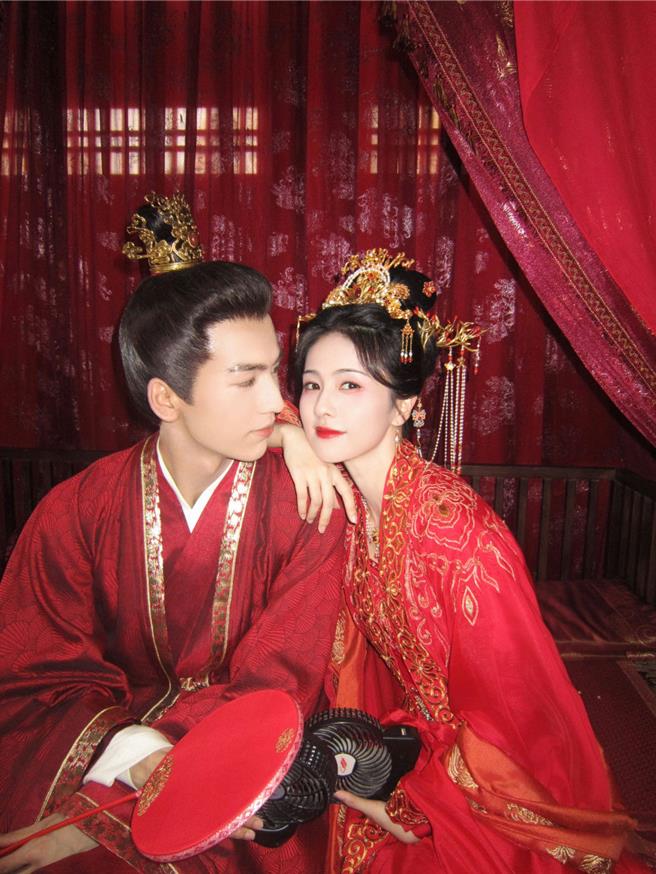 张凌赫（左）在《寧安如梦》和白鹿是首次合作，两人一度传出假戏真做。（中天娱乐台提供）