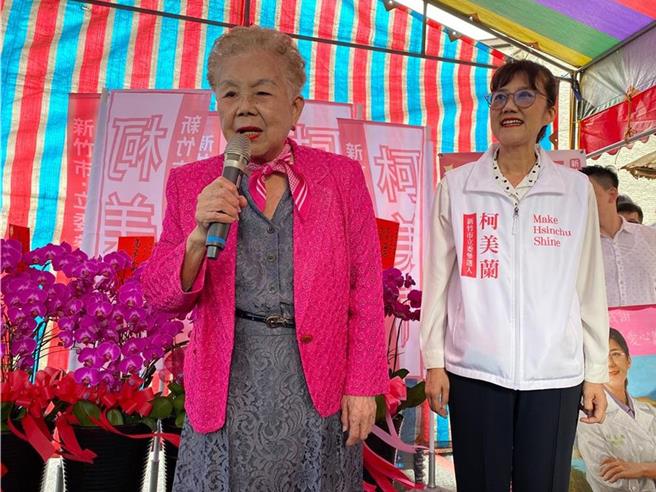 柯妈何瑞英（左）13日表示，她对儿子有信心，贪污的事情绝对没有做。（本报资料照）