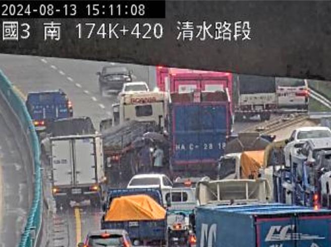 国道3号台中沙鹿至清水路段今天下午发生3起车祸，警消人员到场救援。（民眾提供／李京升台中传真）