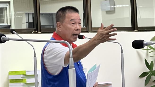 台南市議會13日臨時會開幕，市議員蔡育輝不滿市府砸大錢蓋捷運、鐵路立體化，卻苦無經費治水，批資源分配不均。（張毓翎攝）