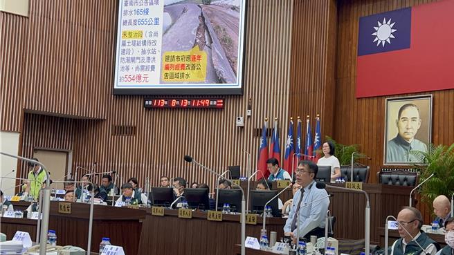 市長黃偉哲回應，亟需改建的排水，市府會立即向中央爭取經費來施作。（張毓翎攝）