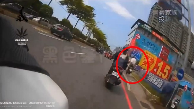 淡水民权路上有名19岁骑士，因为车辆眾多，抄捷径骑人行道结果失控自摔，还要收罚单。（翻摄爆料公社／黑色豪门企业）