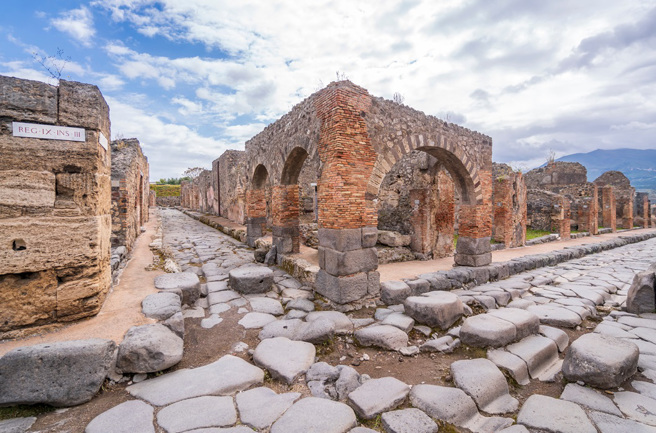 義大利考古團隊近日在龐貝城發現一男一女的遺骸，且手中緊握著錢幣和珠寶。（示意圖：Shutterstock／達志）