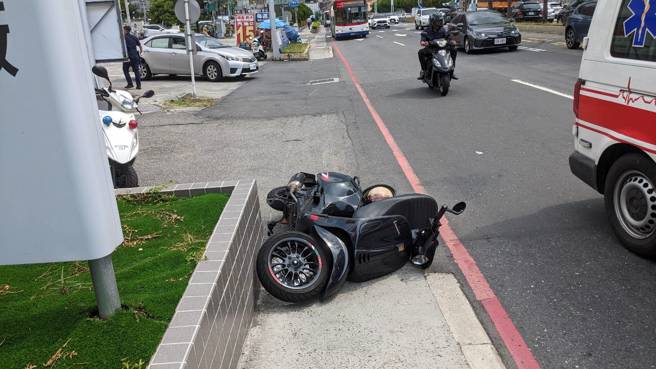 淡水民权路上有名19岁骑士，因为车辆眾多，抄捷径骑人行道结果失控自摔，还要收罚单。（黄仲瑜翻摄）