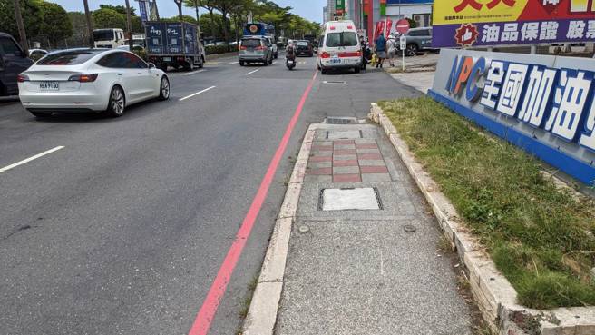 淡水民权路上有名19岁骑士，因为车辆眾多，抄捷径骑人行道结果失控自摔，还要收罚单。（黄仲瑜翻摄）