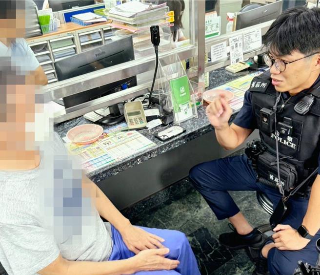 警方向老翁详细劝说，终于成功阻诈。（翻摄照片／林郁平台北传真））