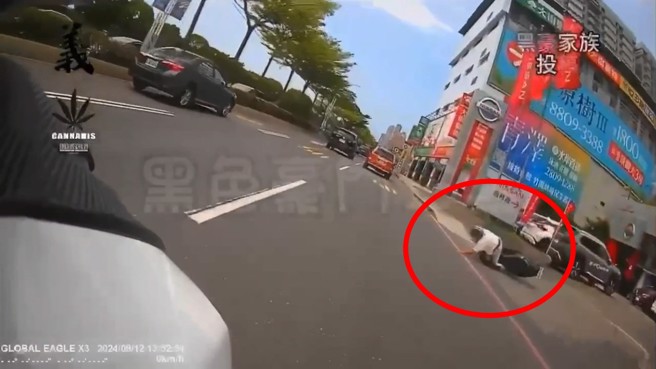 淡水民权路上有名19岁骑士，因为车辆眾多，抄捷径骑人行道结果失控自摔，还要收罚单。（翻摄爆料公社／黑色豪门企业）