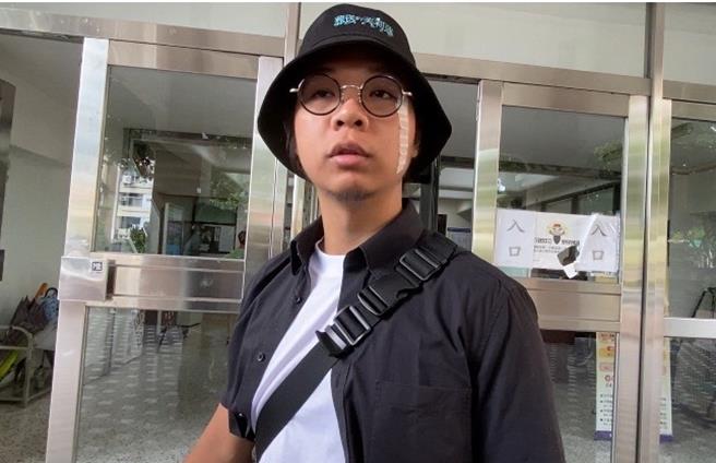 中捷隨機砍人案，台中地院13日下午2時安排調解，被告洪男的父母、「長髮哥」許男及中捷代表等參與，經過半小時協商未獲共識。「長髮哥」表示，洪的父母態度不壞，這不是他們的責任，只是幫兒子的忙。（陳淑芬攝）