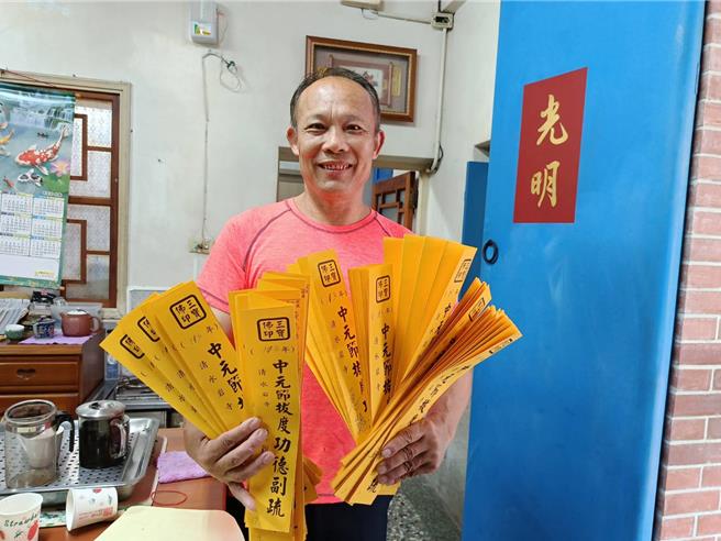 清水岩寺累积至今补助了近600位弱势往生者丧葬费，庙方在6年前开始，每年义务为这些亡者超渡，管委会总干陈庆福说，希望让亡者能离苦得乐，其后代子孙越来越好。（叶静美摄）